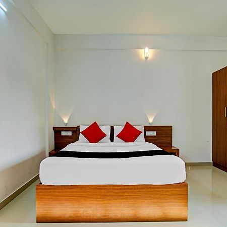Vaccinated Staff- Capital O 74715 Phoenix Holidays Hotel Kochi Exterior foto