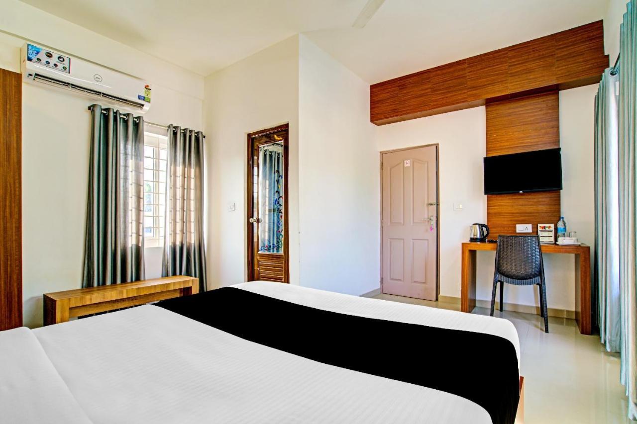 Vaccinated Staff- Capital O 74715 Phoenix Holidays Hotel Kochi Exterior foto