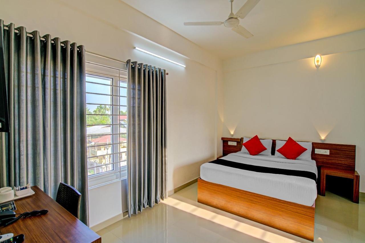 Vaccinated Staff- Capital O 74715 Phoenix Holidays Hotel Kochi Exterior foto