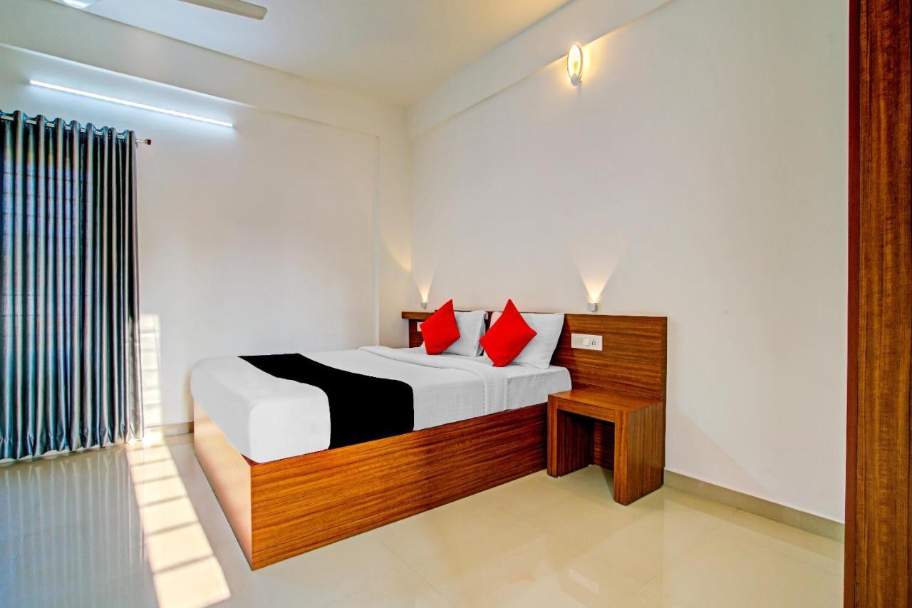 Vaccinated Staff- Capital O 74715 Phoenix Holidays Hotel Kochi Exterior foto