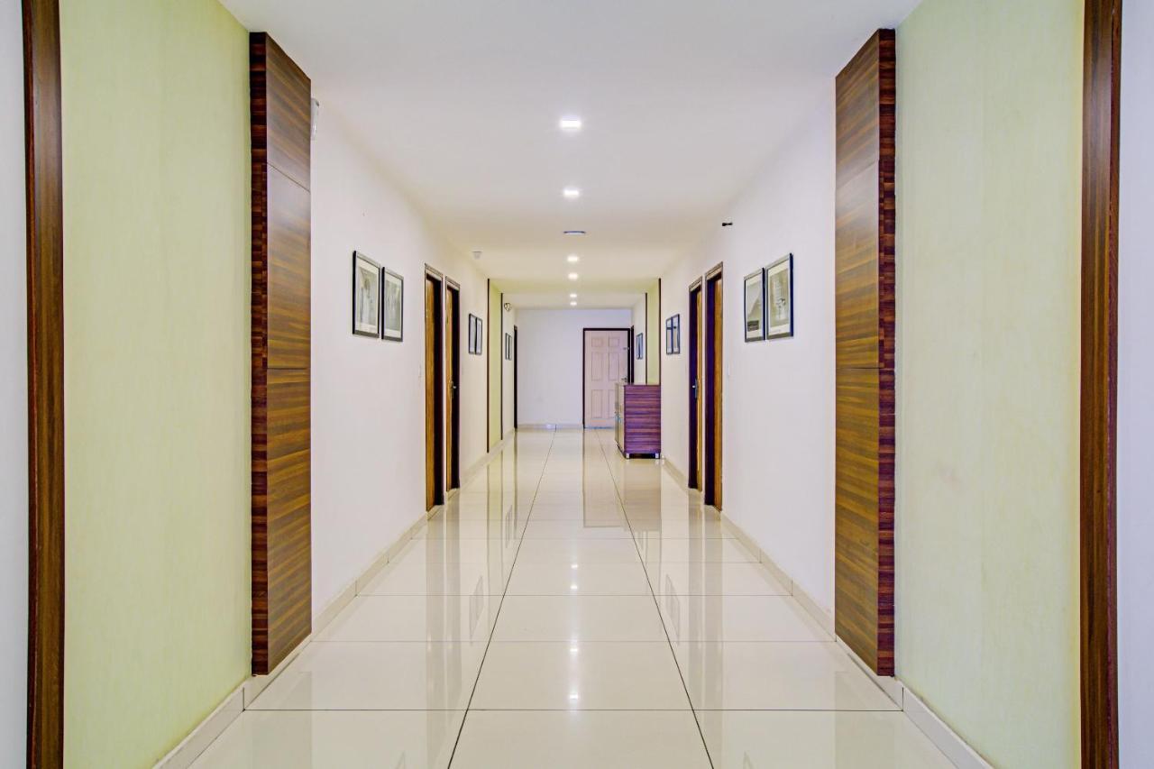 Vaccinated Staff- Capital O 74715 Phoenix Holidays Hotel Kochi Exterior foto
