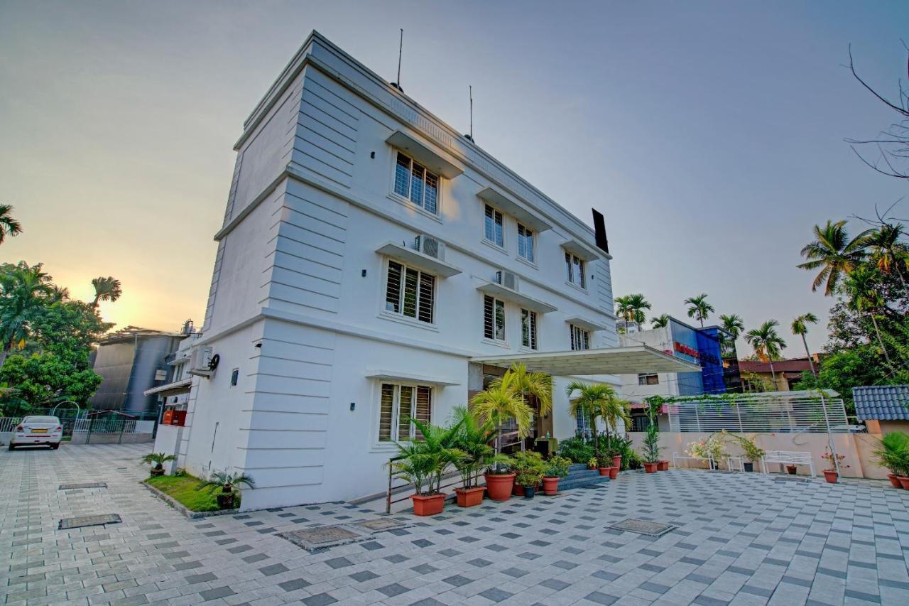 Vaccinated Staff- Capital O 74715 Phoenix Holidays Hotel Kochi Exterior foto
