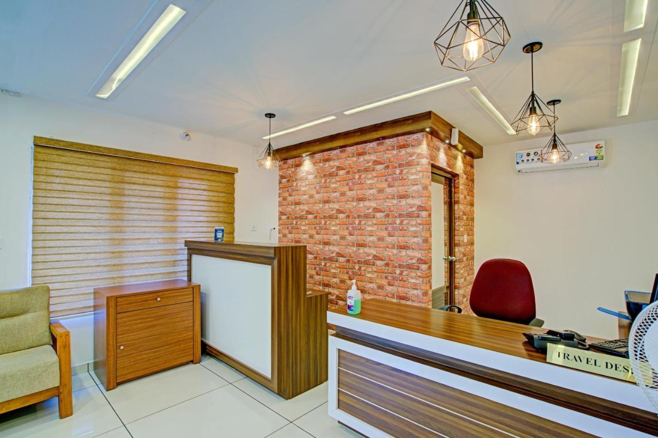 Vaccinated Staff- Capital O 74715 Phoenix Holidays Hotel Kochi Exterior foto