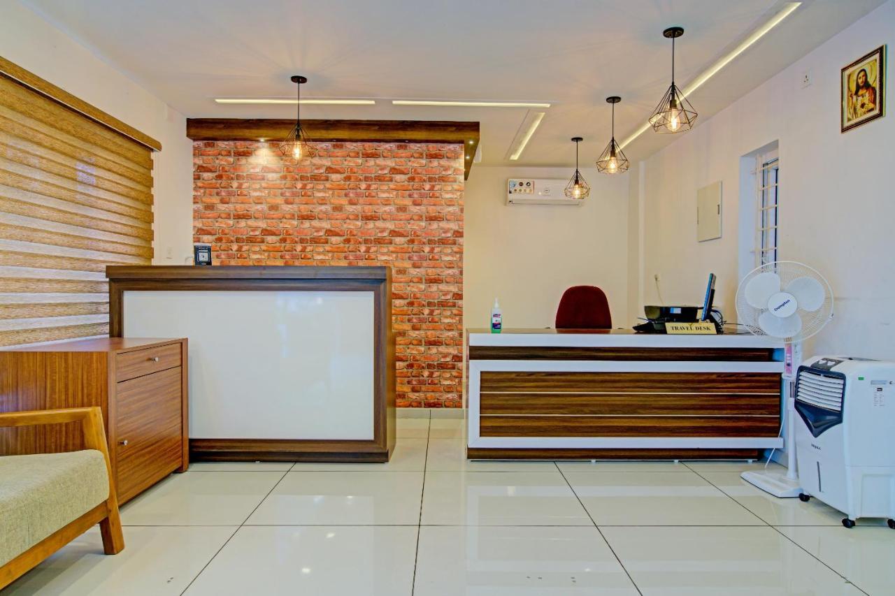 Vaccinated Staff- Capital O 74715 Phoenix Holidays Hotel Kochi Exterior foto