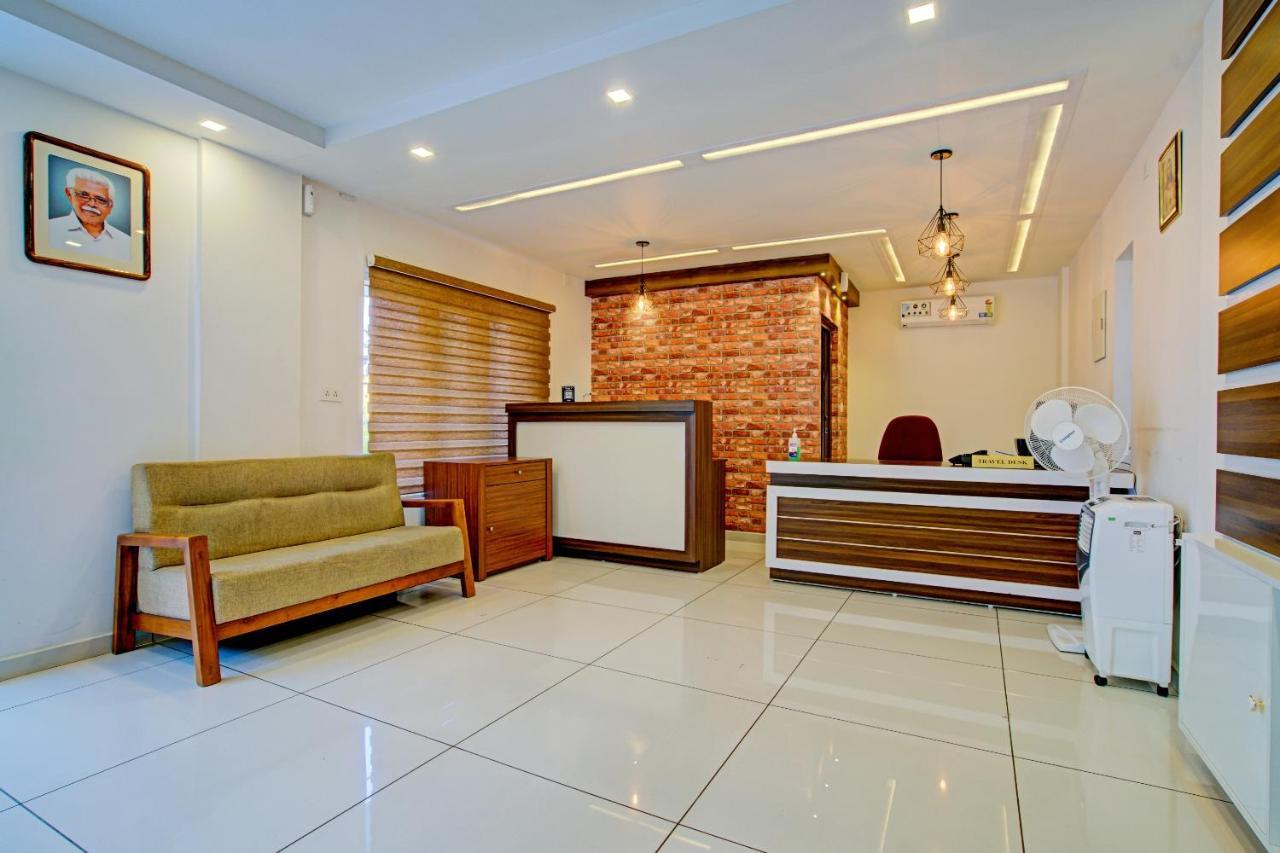 Vaccinated Staff- Capital O 74715 Phoenix Holidays Hotel Kochi Exterior foto