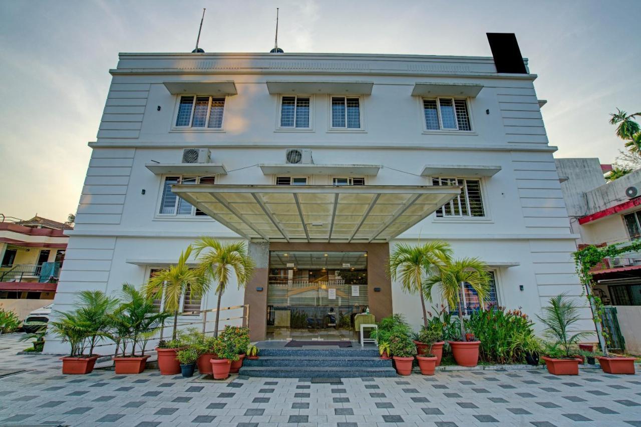 Vaccinated Staff- Capital O 74715 Phoenix Holidays Hotel Kochi Exterior foto