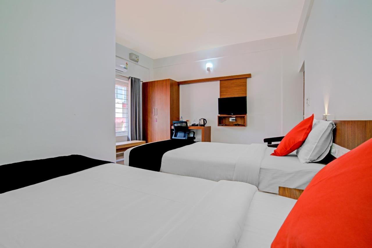 Vaccinated Staff- Capital O 74715 Phoenix Holidays Hotel Kochi Exterior foto