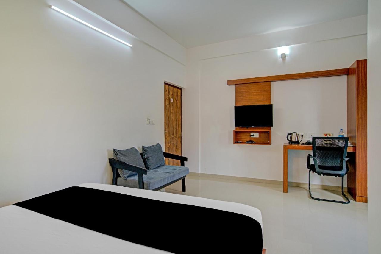 Vaccinated Staff- Capital O 74715 Phoenix Holidays Hotel Kochi Exterior foto